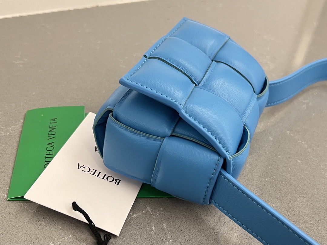 b0tte*a Ven*ta padded cassette bag-12*8*4cm