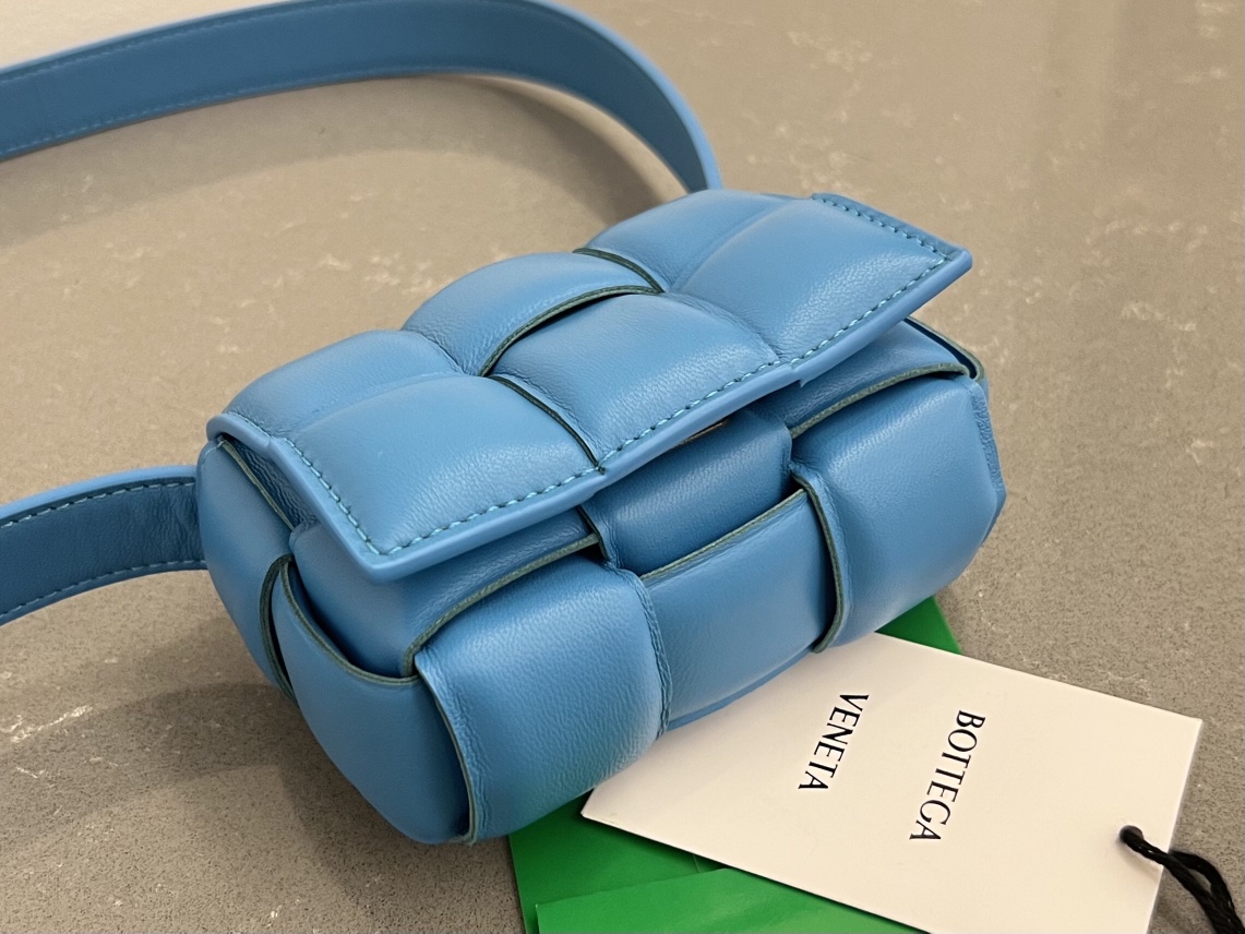 b0tte*a Ven*ta padded cassette bag-12*8*4cm