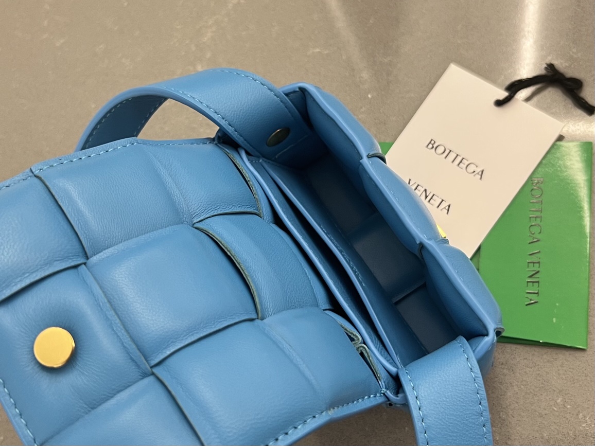 b0tte*a Ven*ta padded cassette bag-12*8*4cm