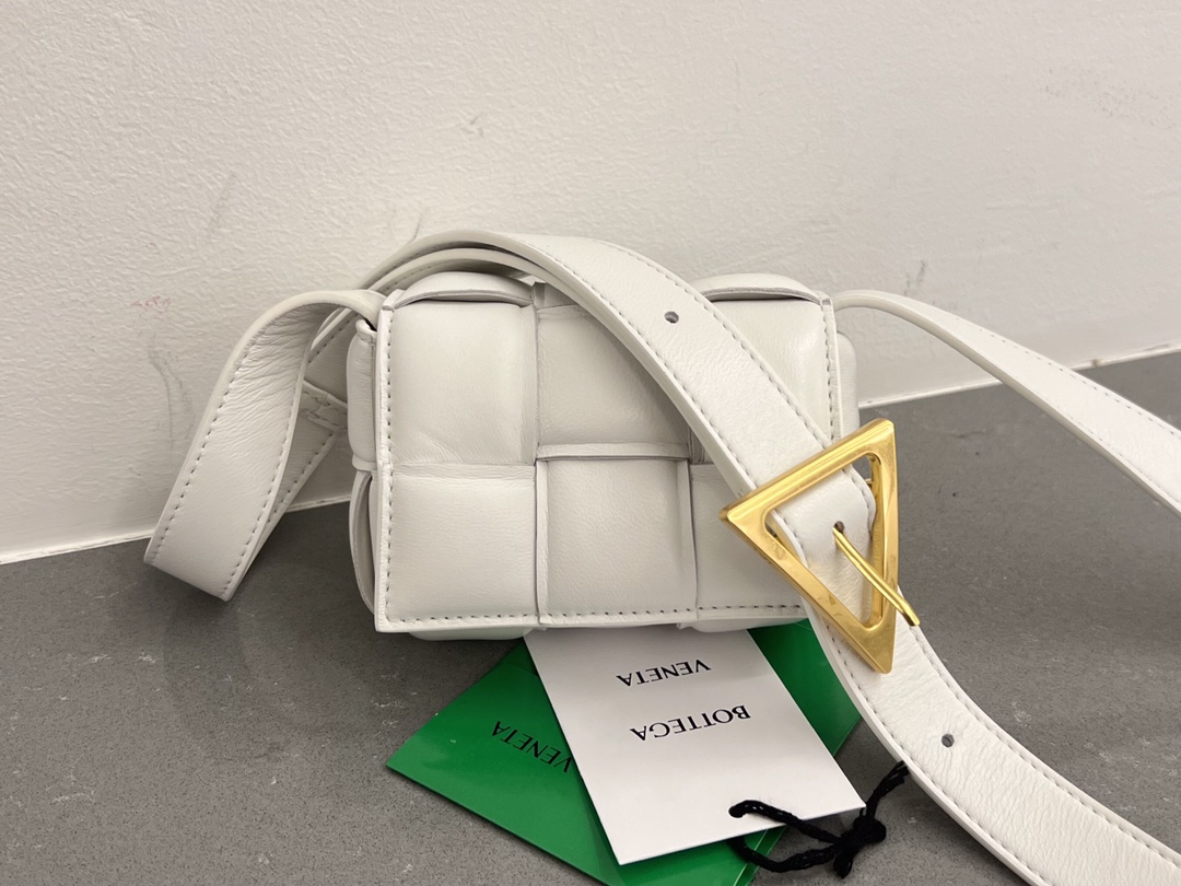 b0tte*a Ven*ta padded cassette bag-12*8*4cm