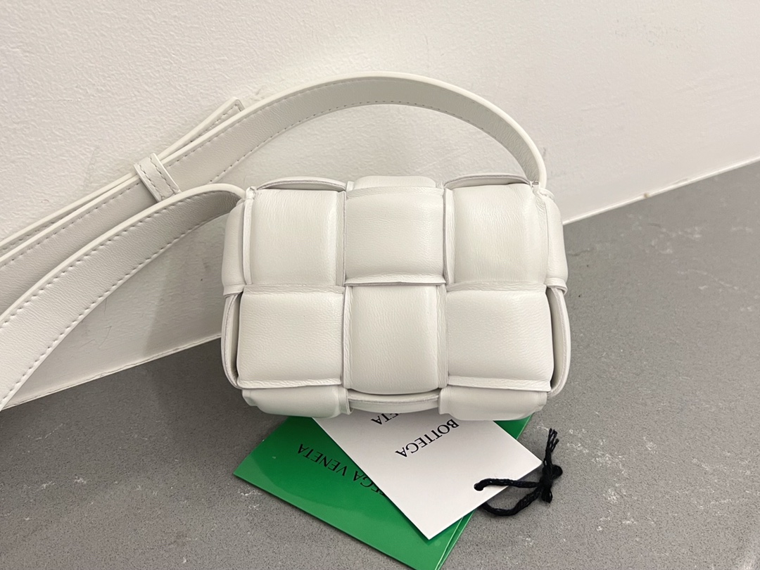b0tte*a Ven*ta padded cassette bag-12*8*4cm