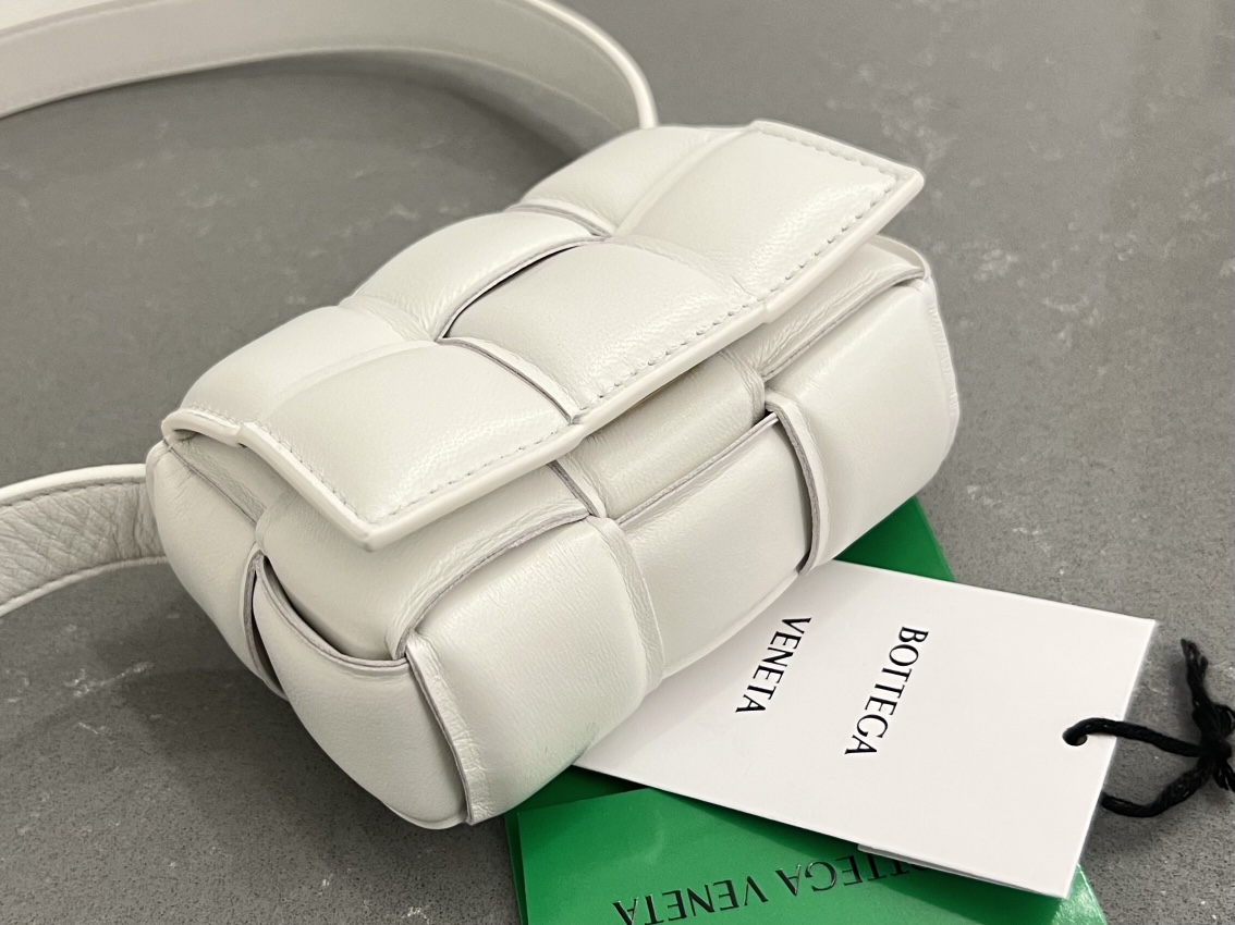 b0tte*a Ven*ta padded cassette bag-12*8*4cm