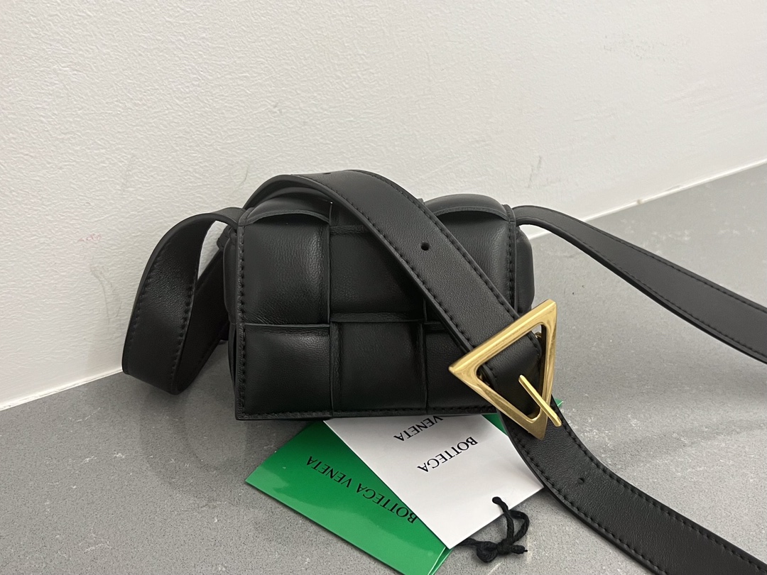 b0tte*a Ven*ta padded cassette bag-12*8*4cm