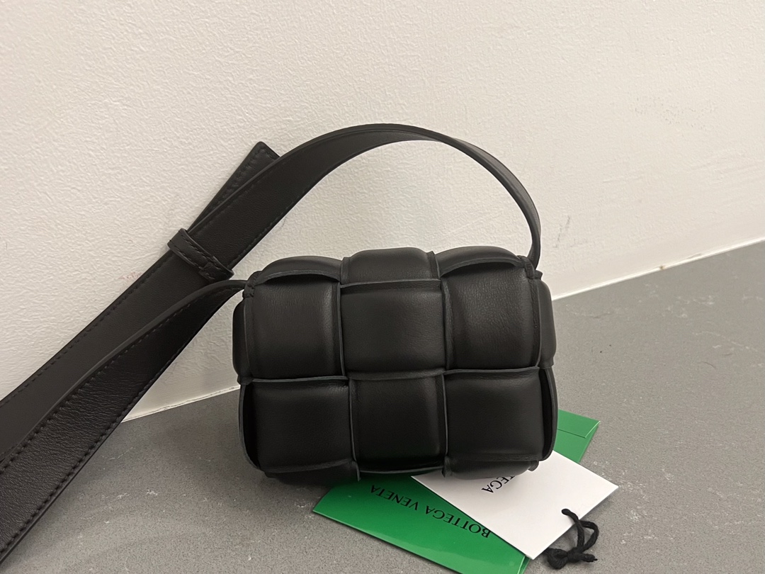 b0tte*a Ven*ta padded cassette bag-12*8*4cm
