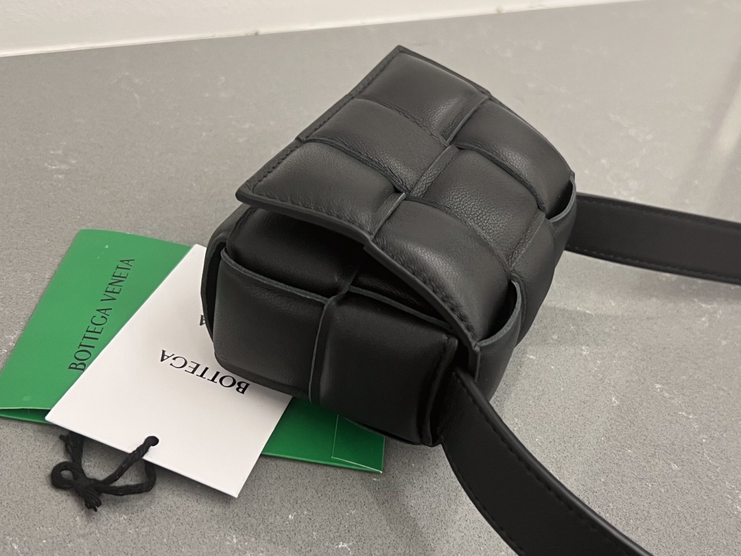 b0tte*a Ven*ta padded cassette bag-12*8*4cm