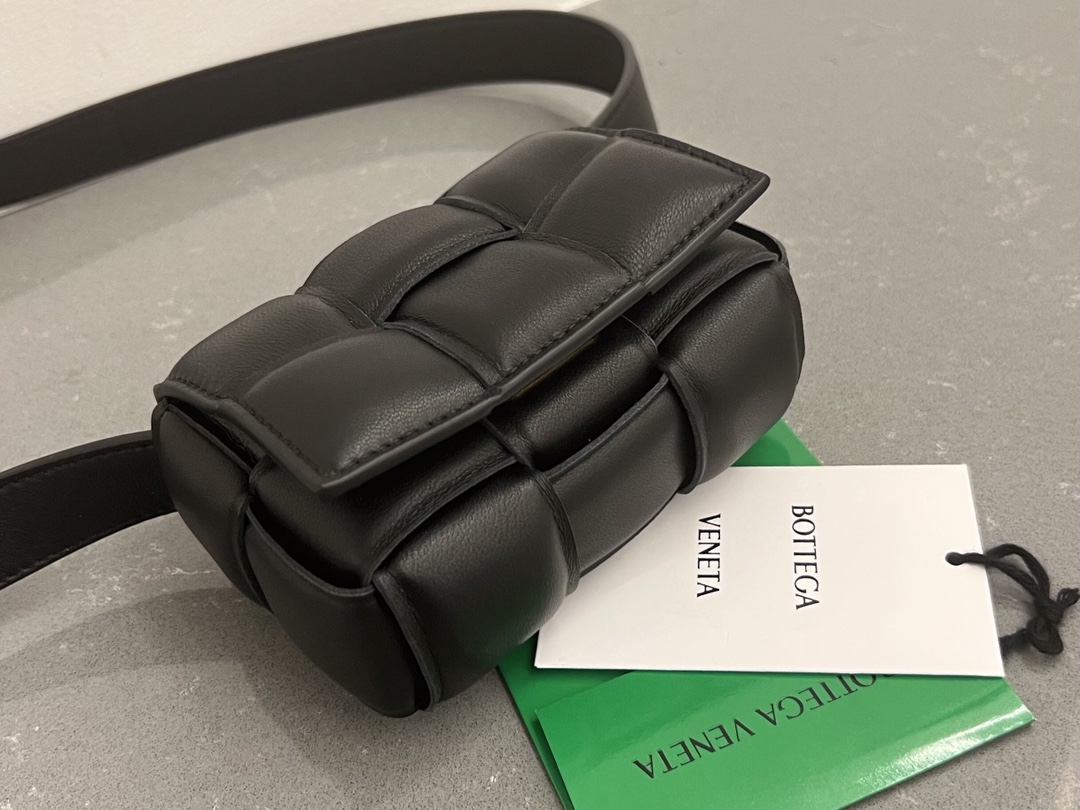b0tte*a Ven*ta padded cassette bag-12*8*4cm
