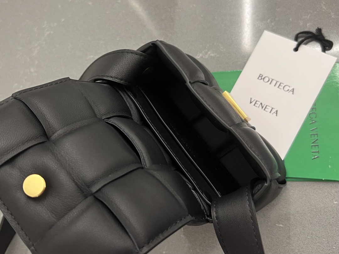 b0tte*a Ven*ta padded cassette bag-12*8*4cm