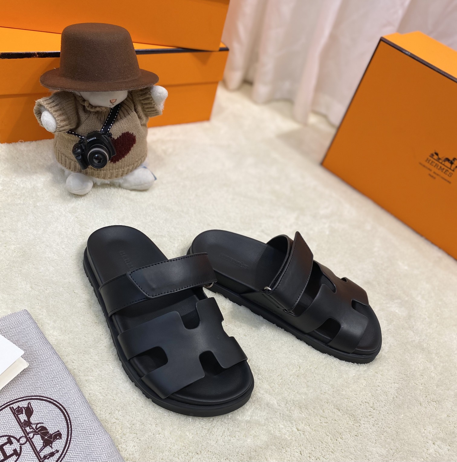 H**mes sandals