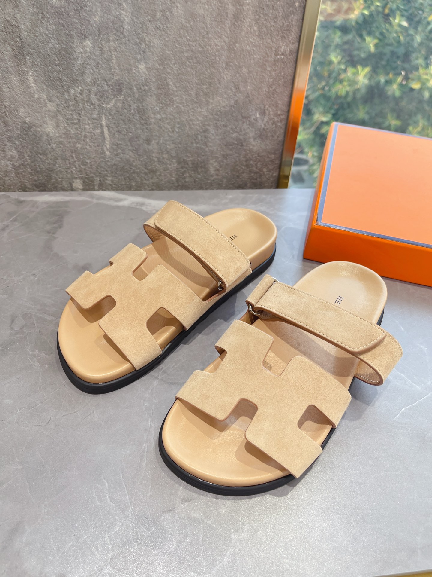 H**mes sandals