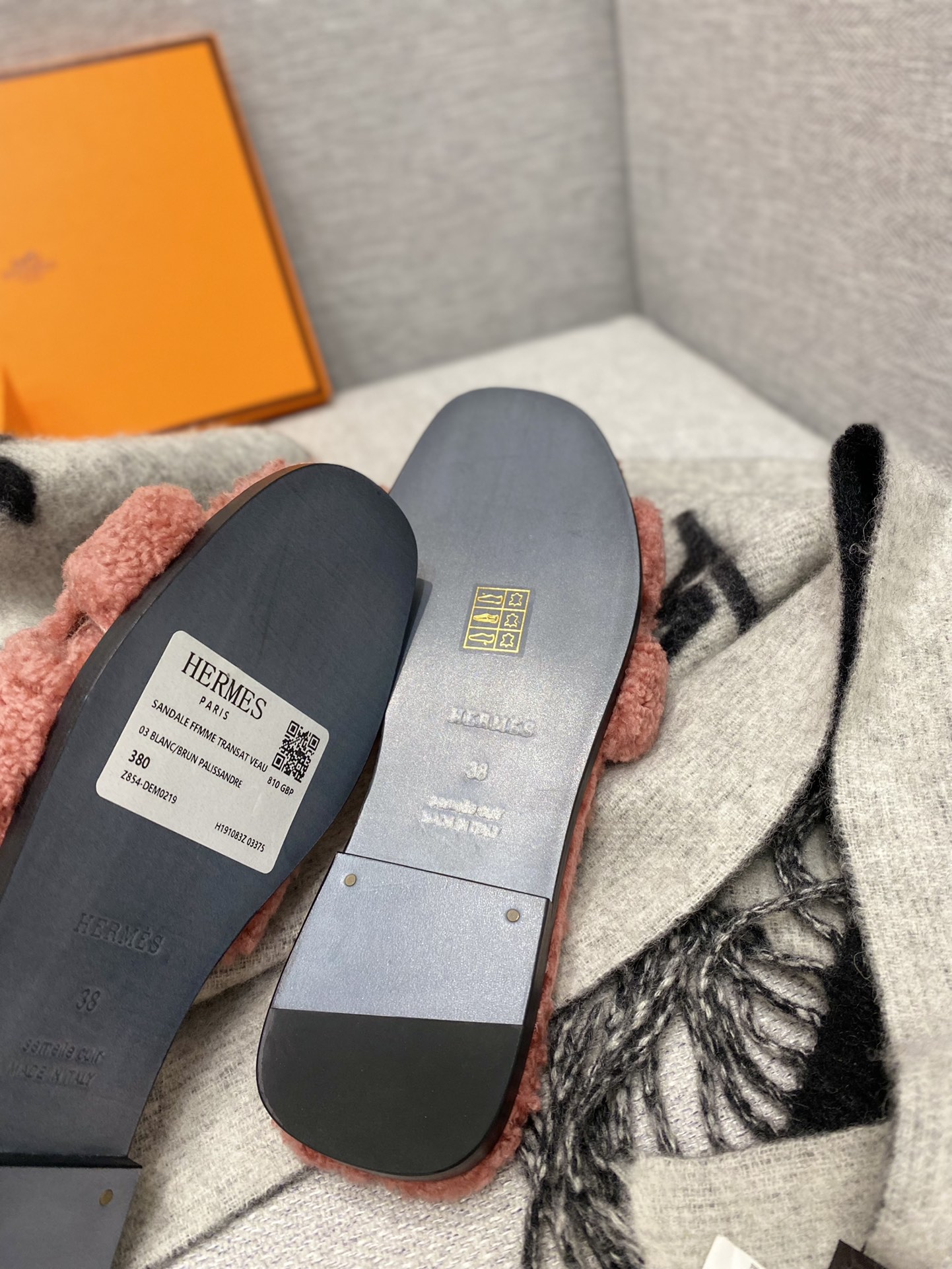 H**mes sandals