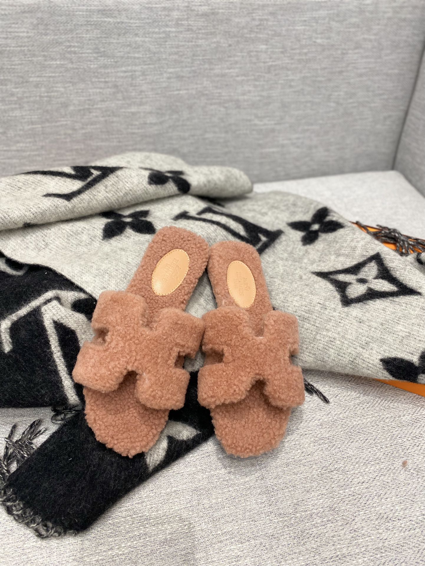 H**mes sandals