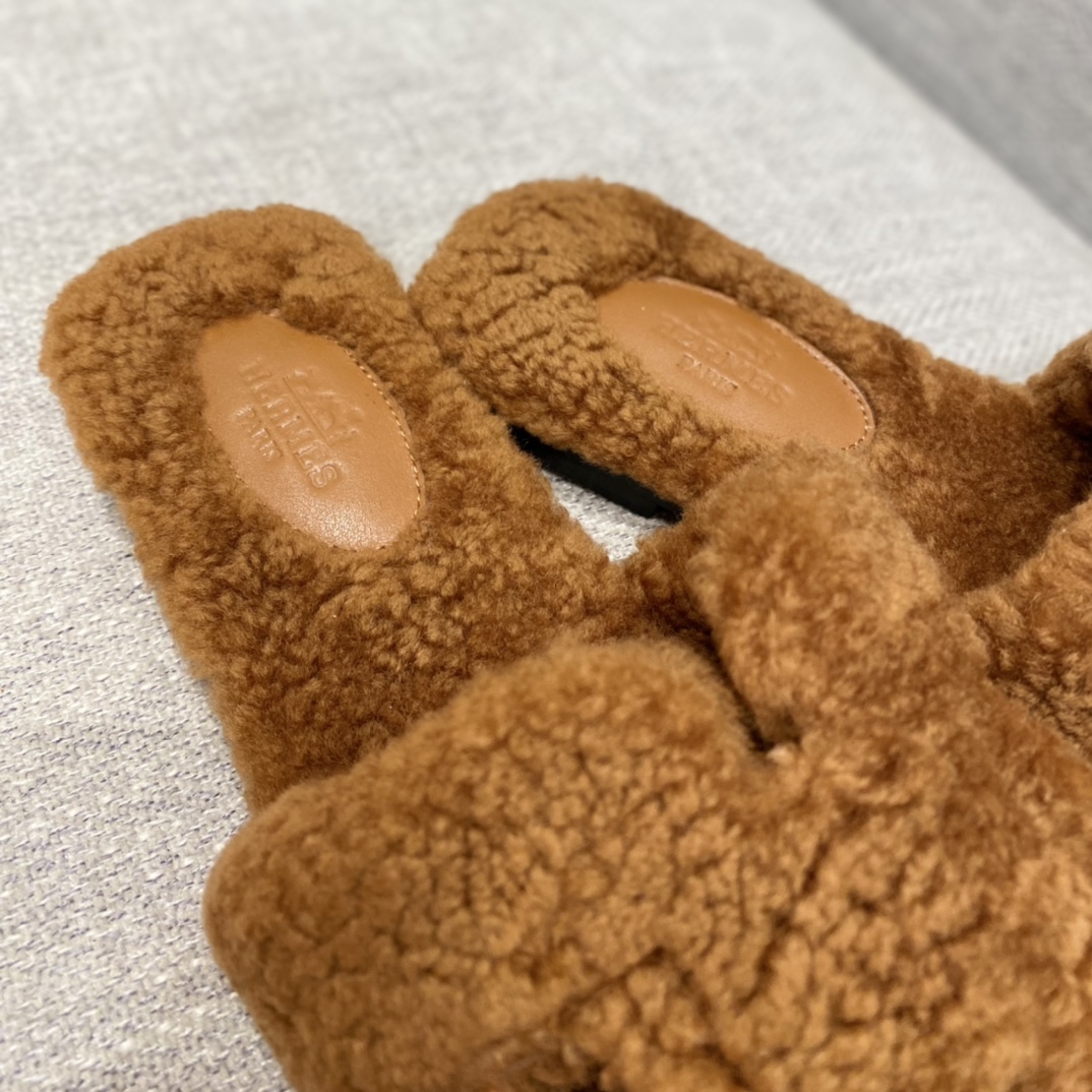 H**mes sandals