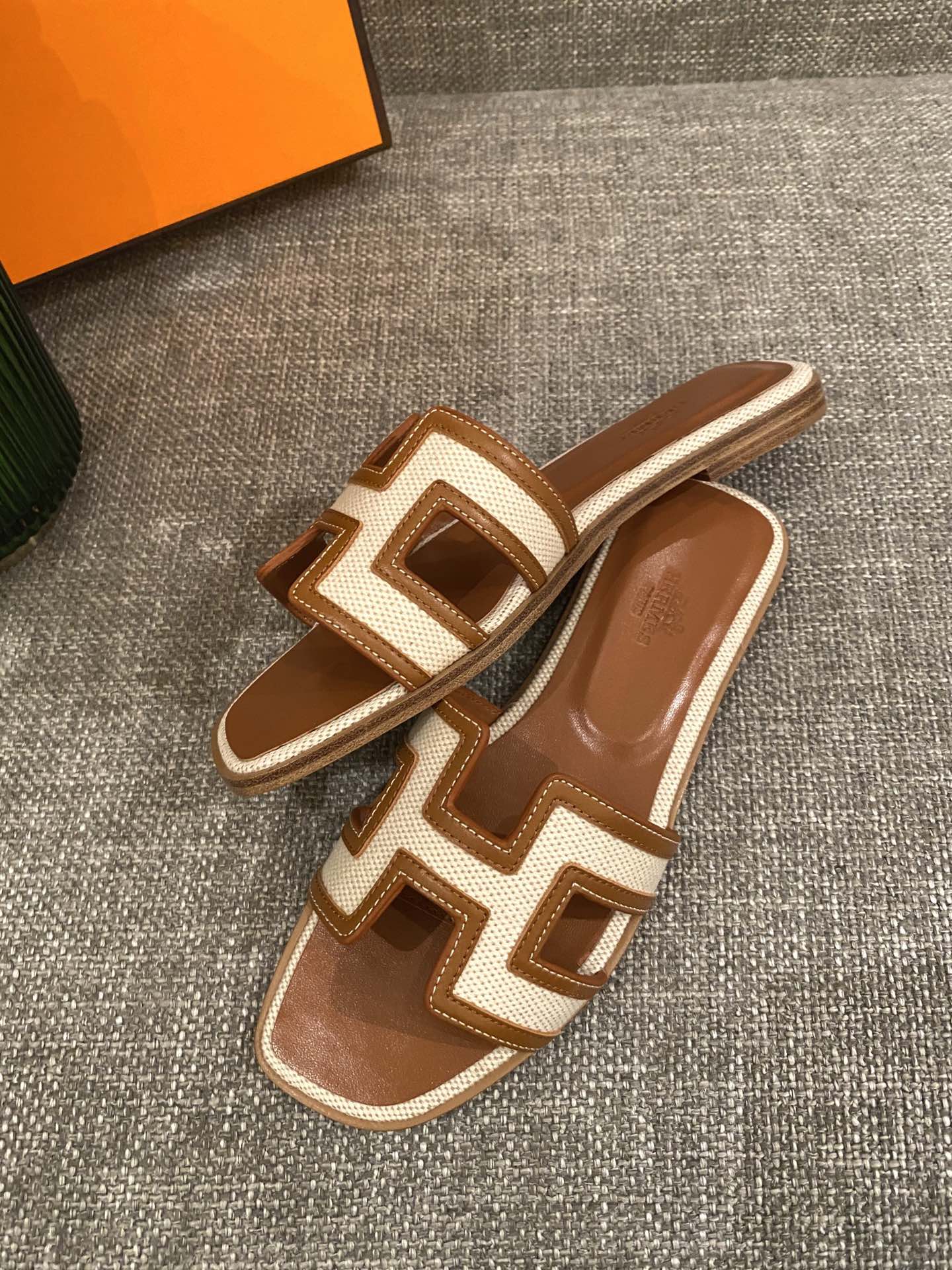 H**mes slippers