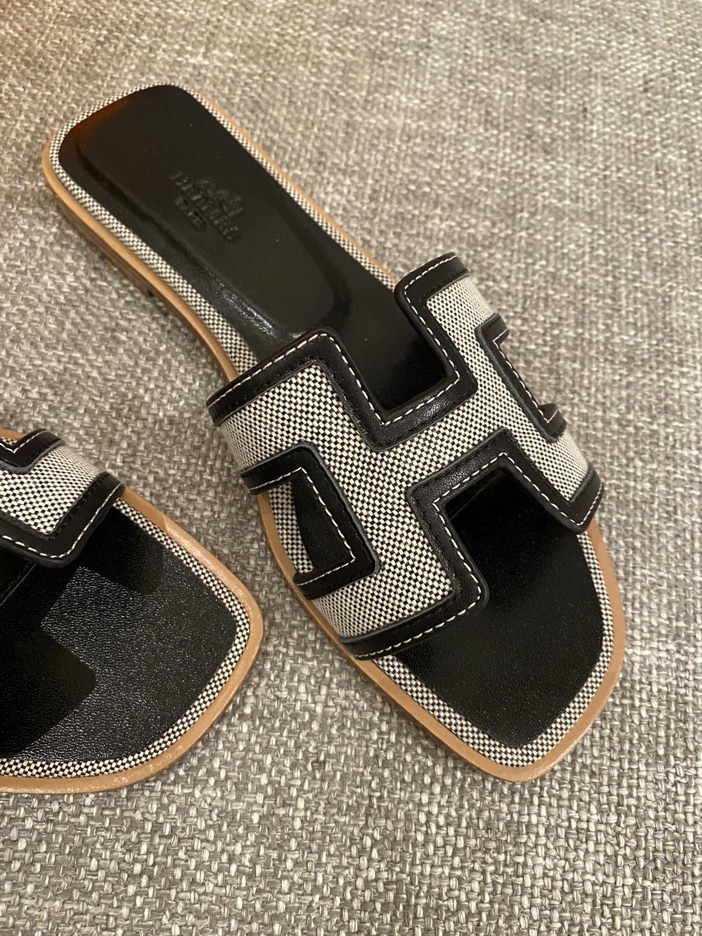 H**mes slippers