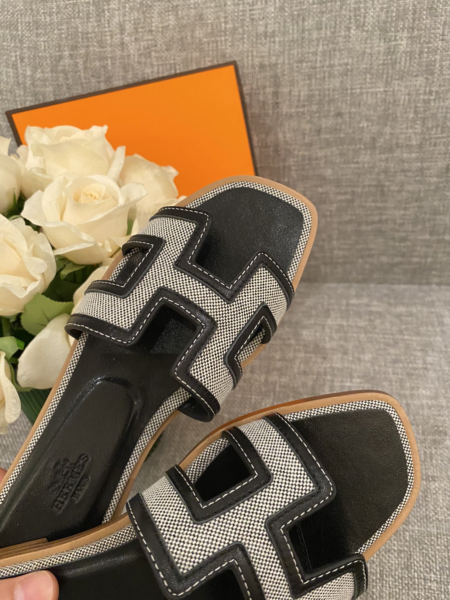 H**mes slippers