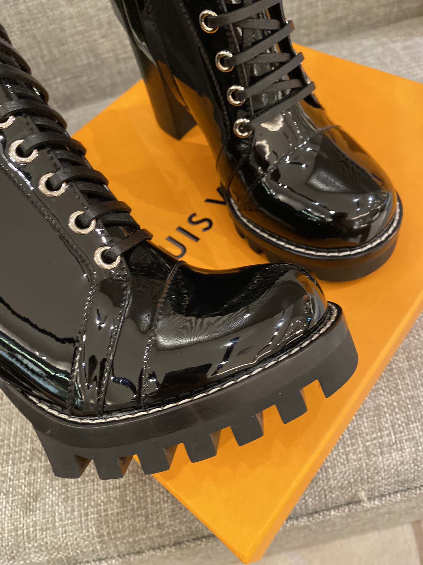 l0*is V*t0n boots