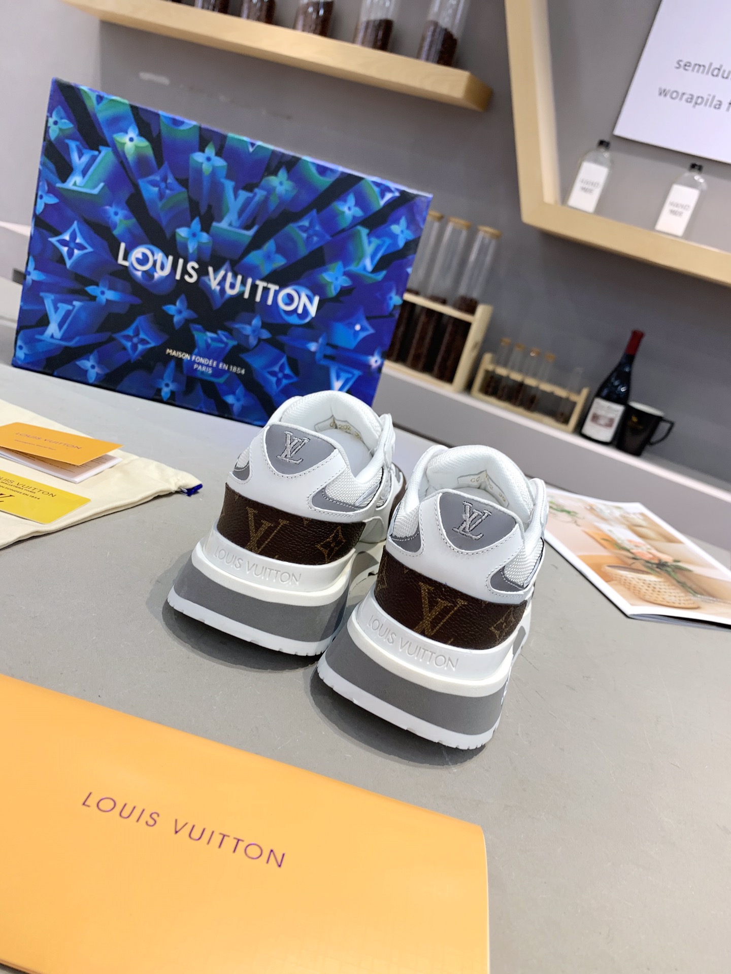 l0*is V*t0n sneakers