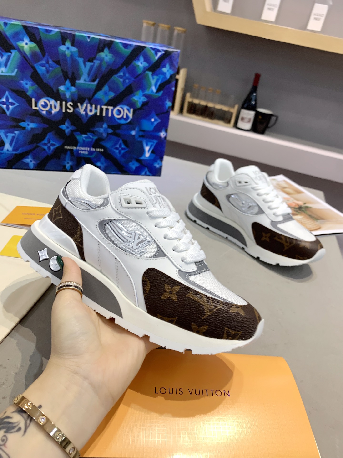 l0*is V*t0n sneakers