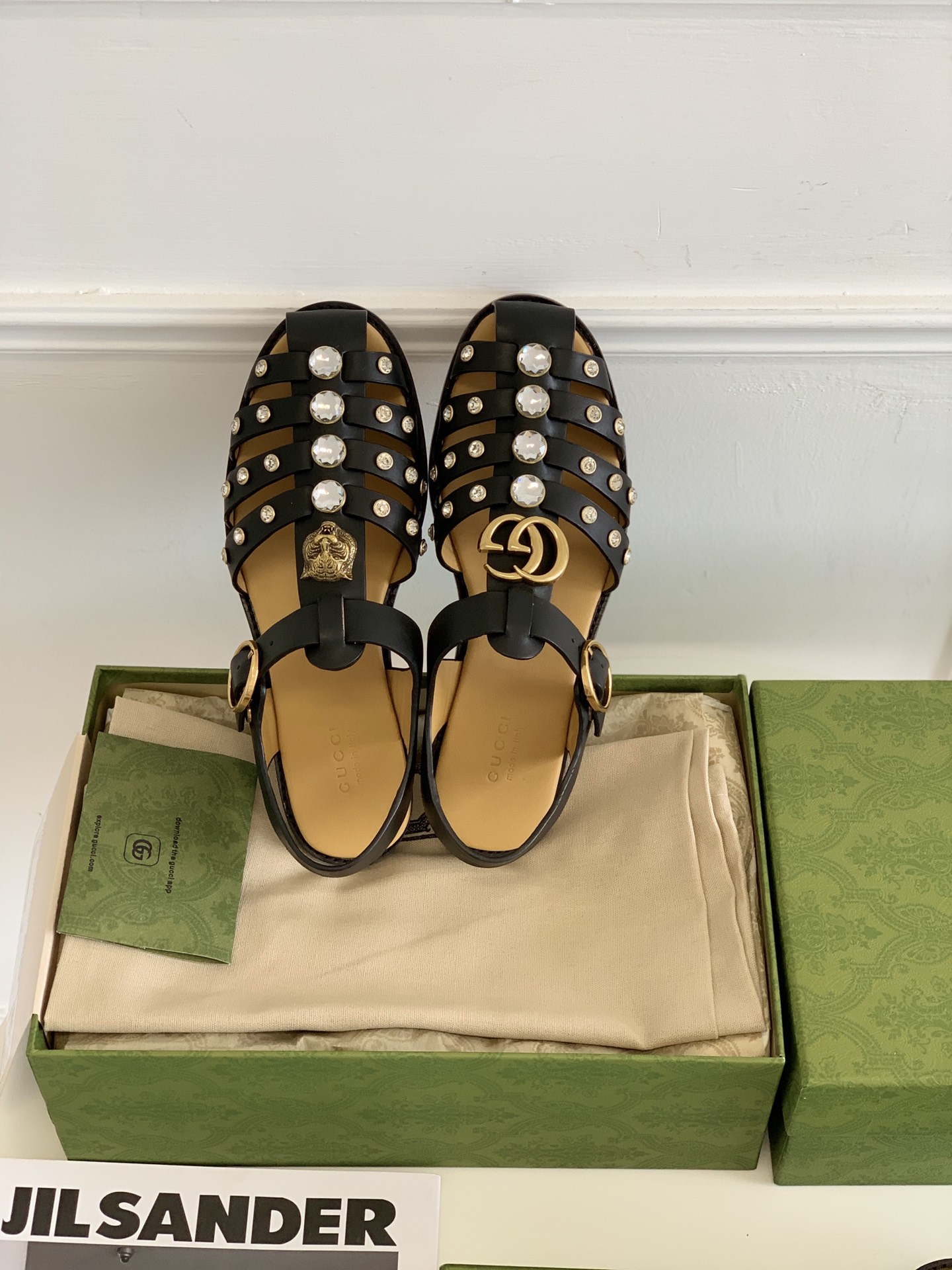 G*u*i sandals