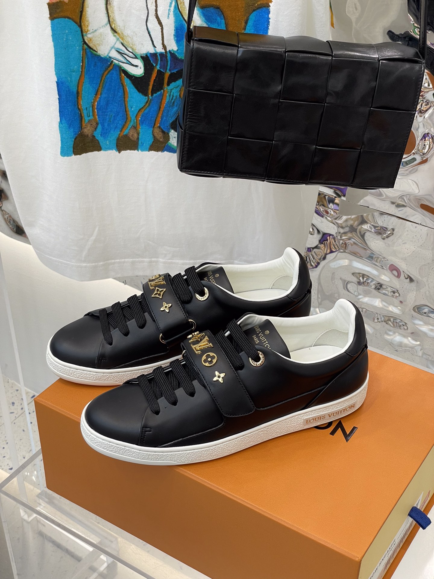 l0*is V*t0n sneakers
