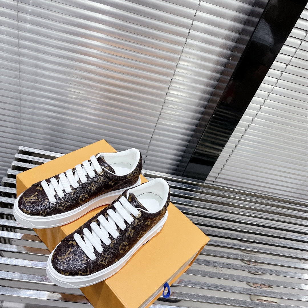l0*is V*t0n low-top sneakers