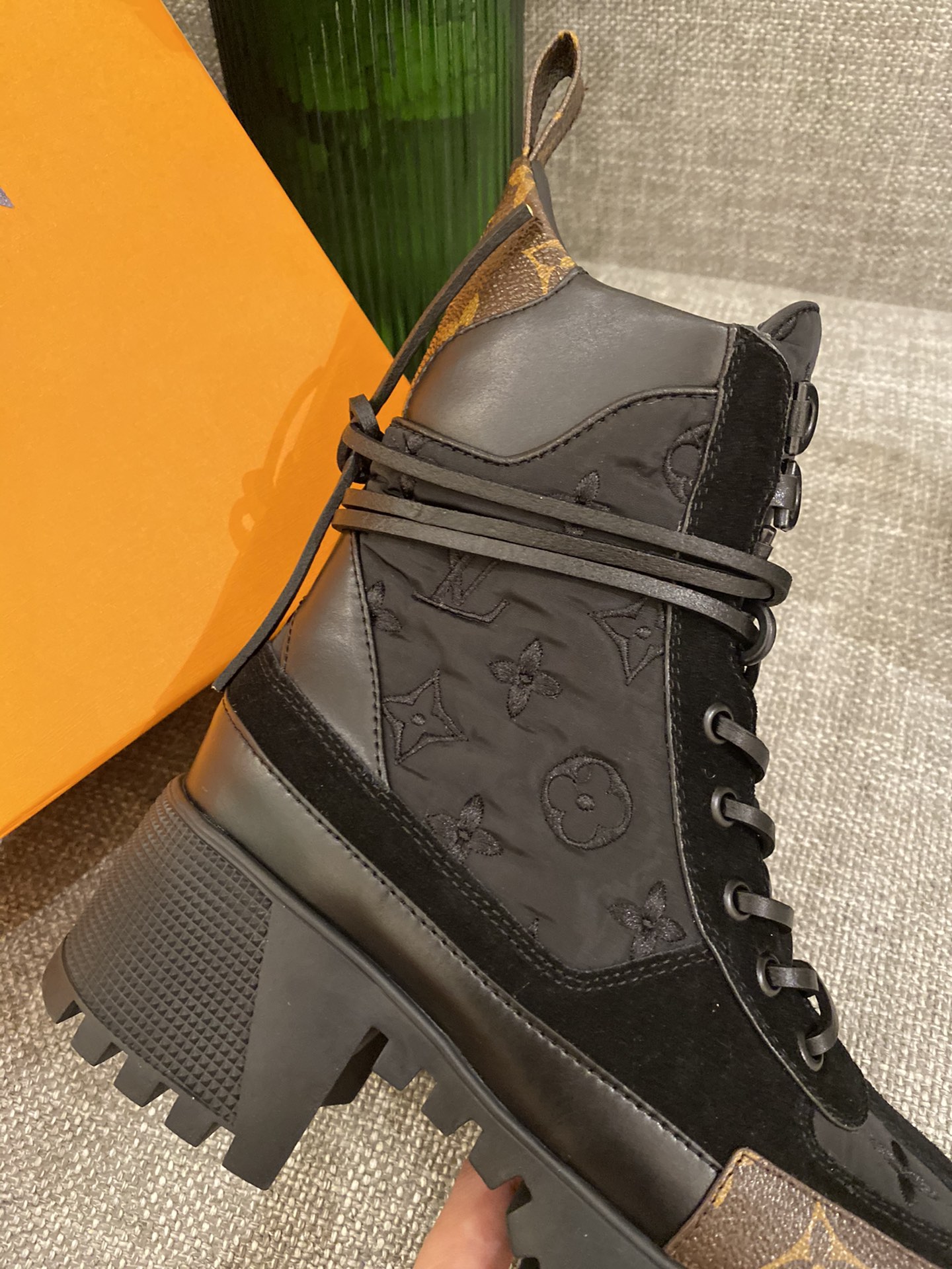 l0*is V*t0n boots