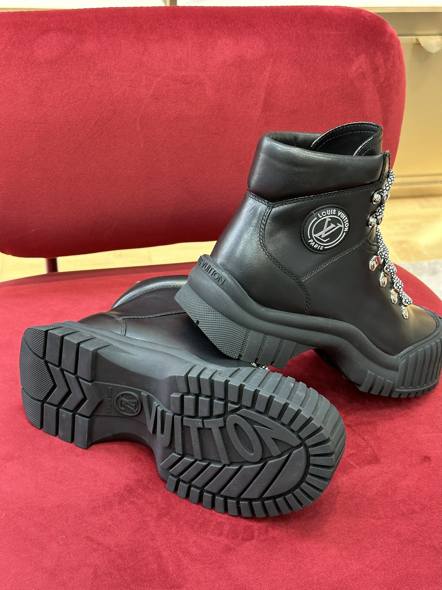 l0*is V*t0n boots