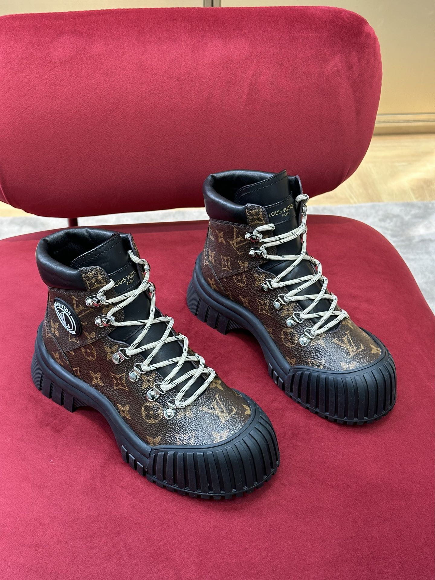 l0*is V*t0n boots