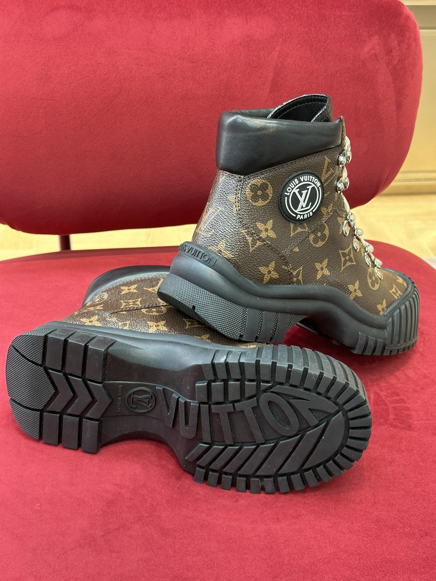 l0*is V*t0n boots
