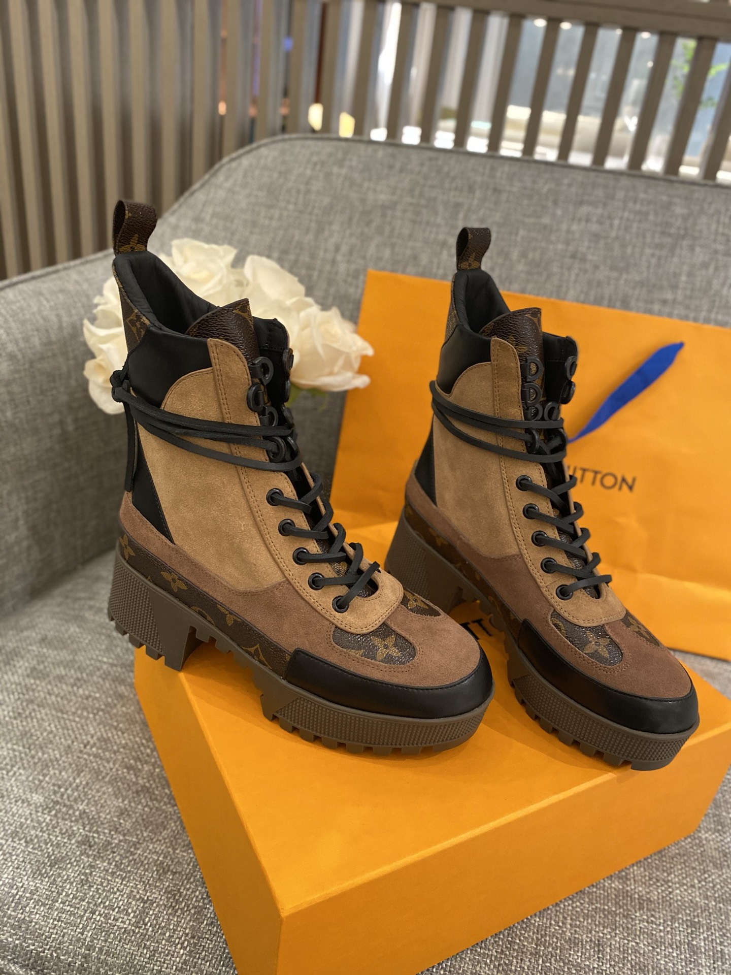 l0*is V*t0n boots