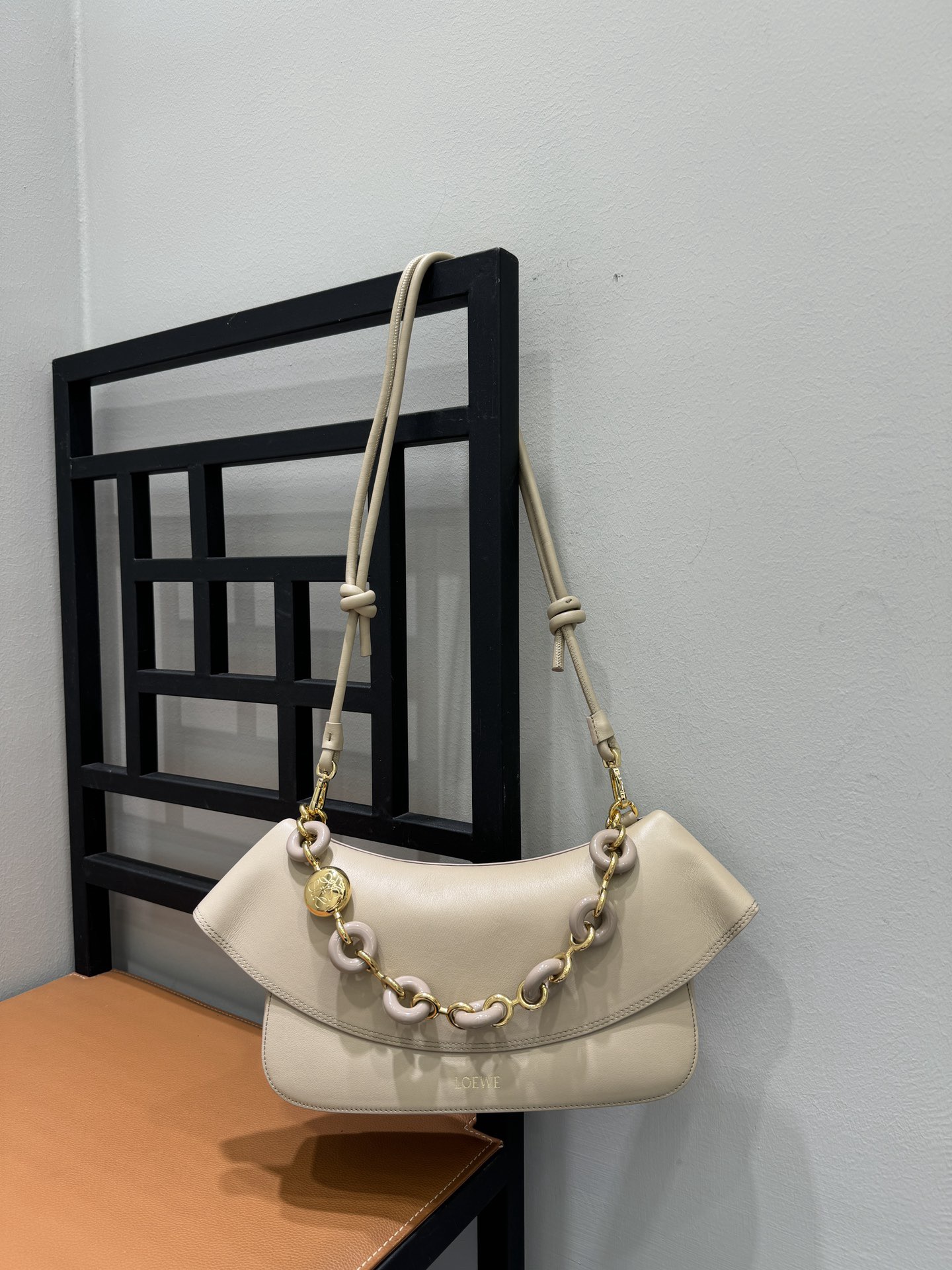 L0ew* Smooth Calfskin Donut Chain Medium Ola Shoulder Bag-26*16*18cCM
