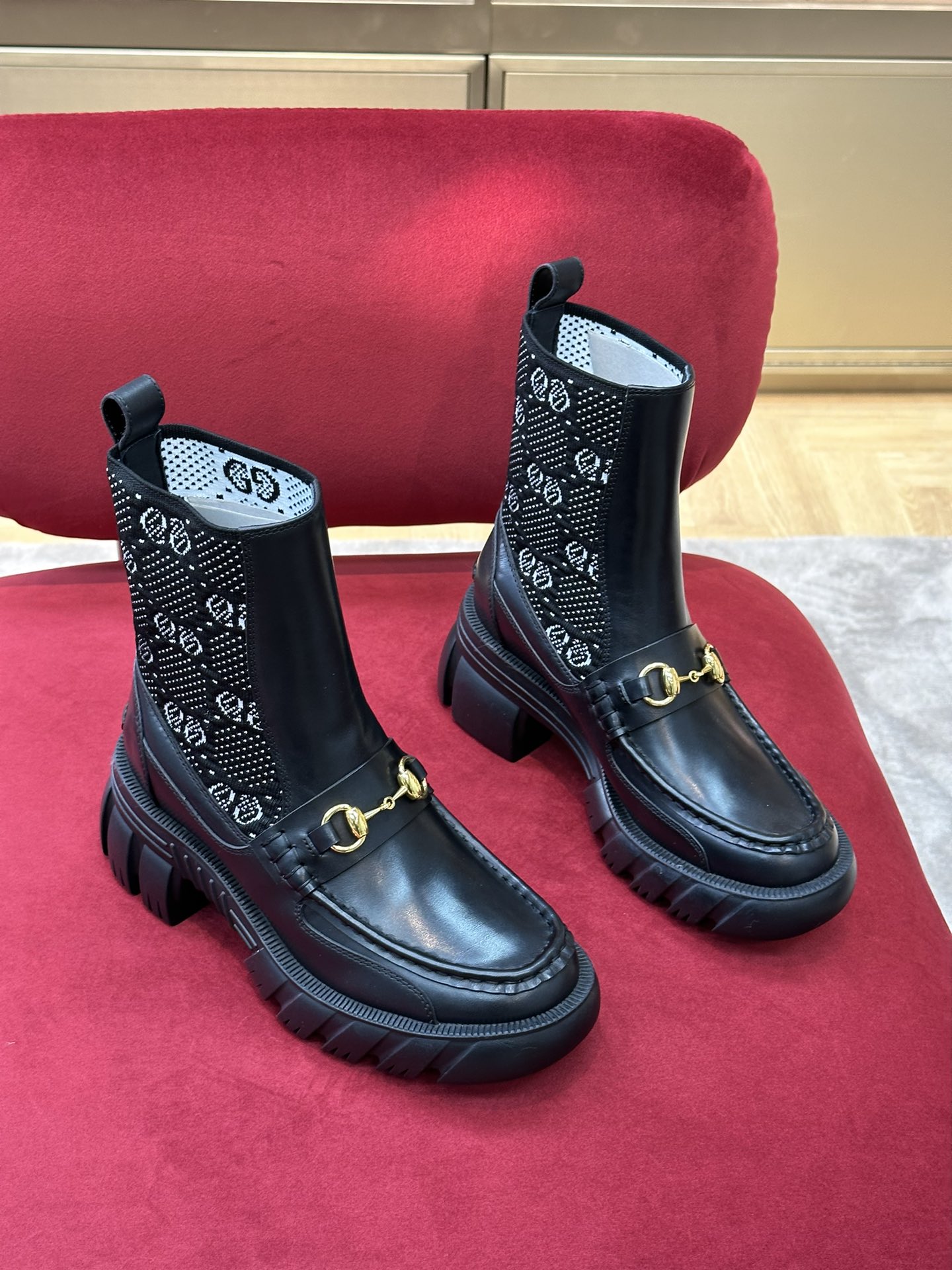 G*u*i boots
