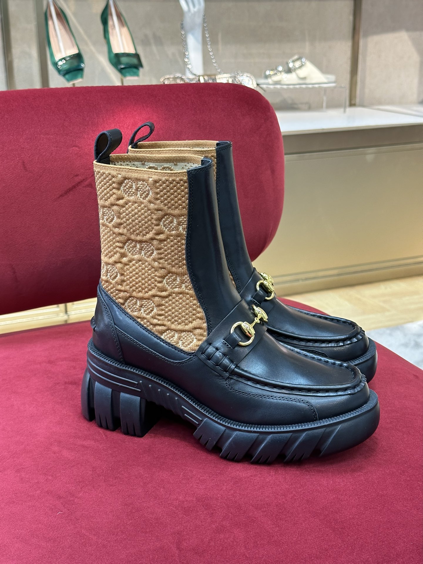 G*u*i boots