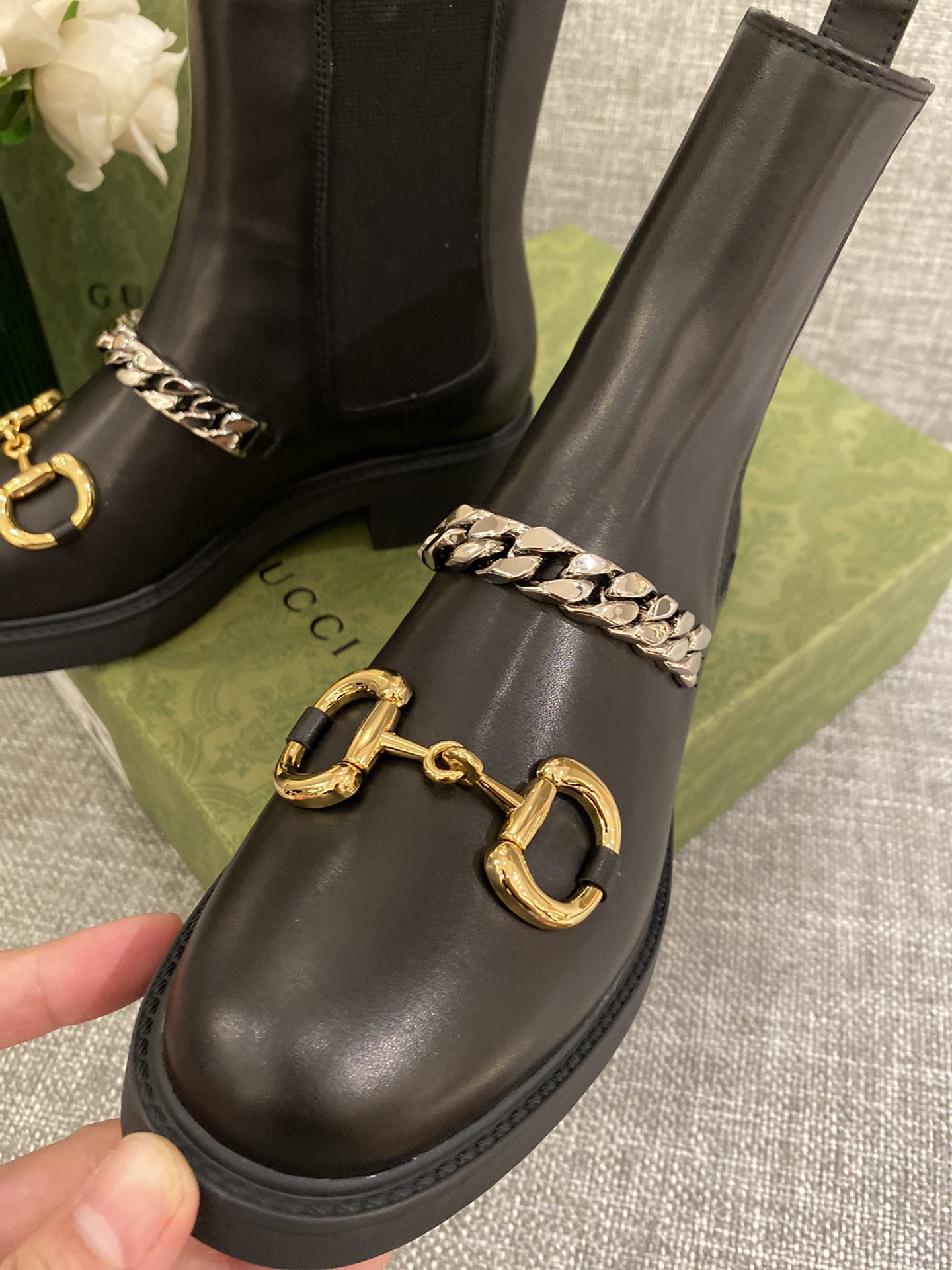 G*u*i boots