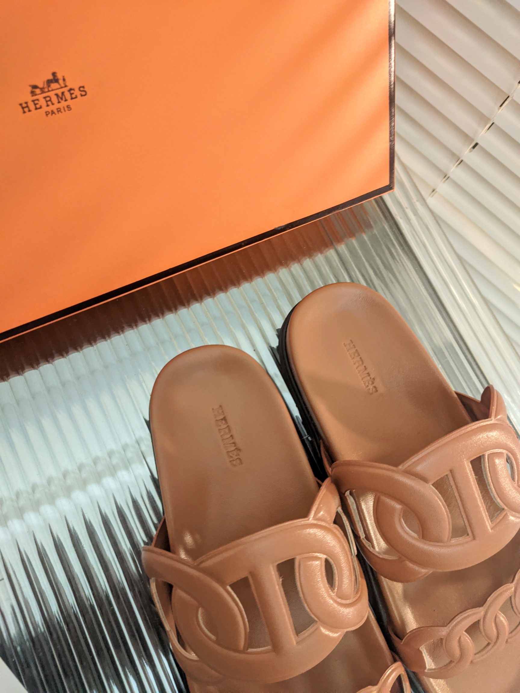 H**mes sandals