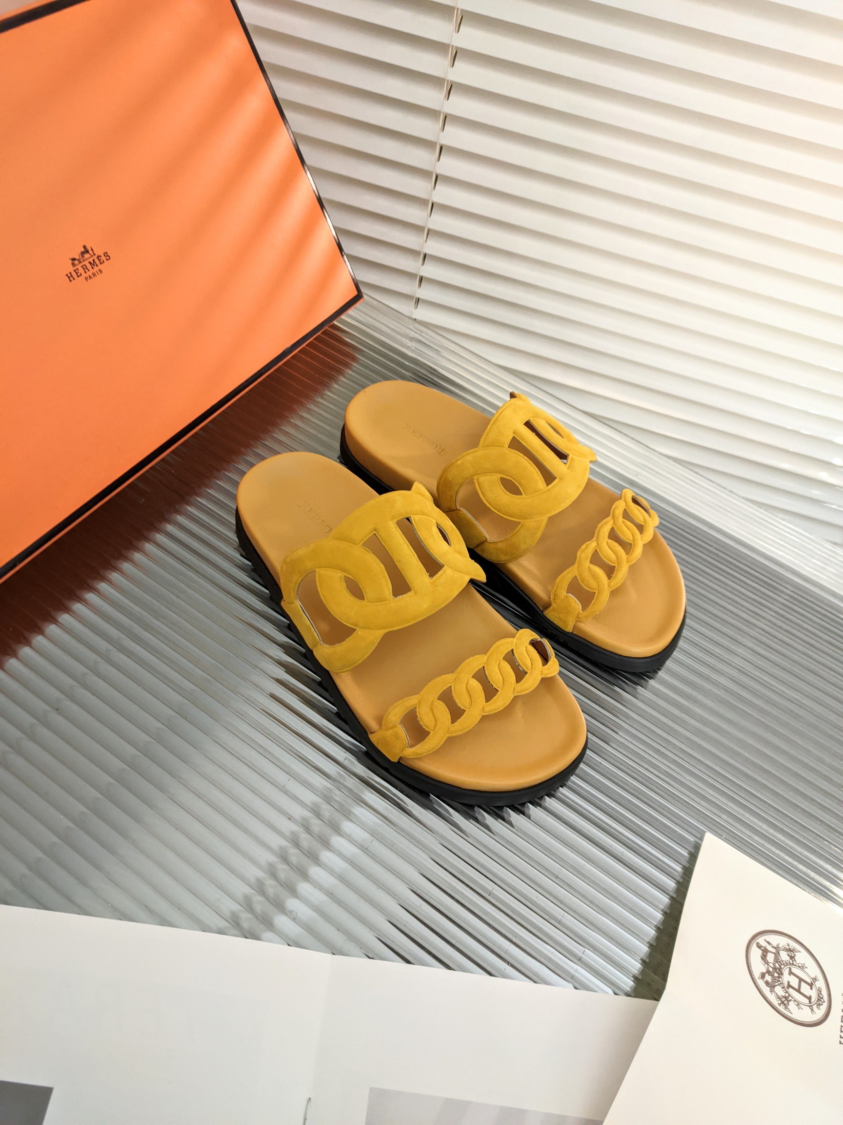 H**mes sandals