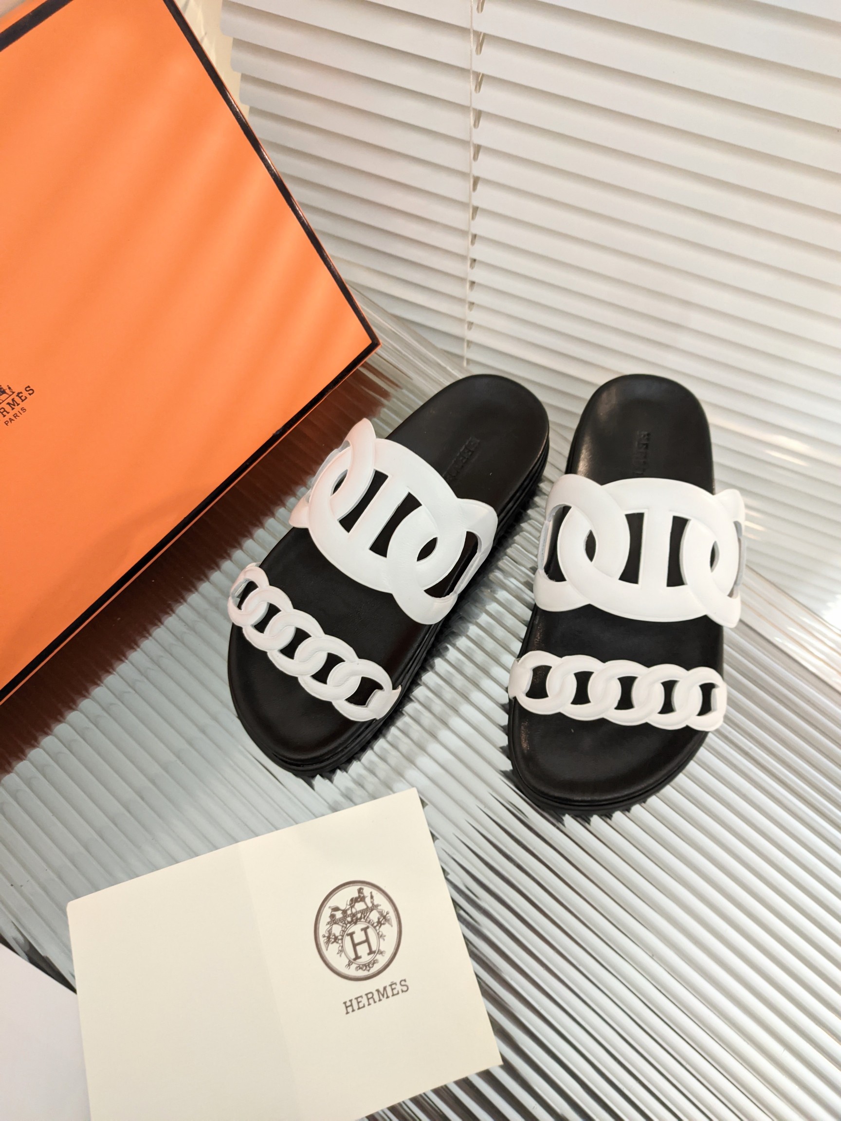 H**mes sandals