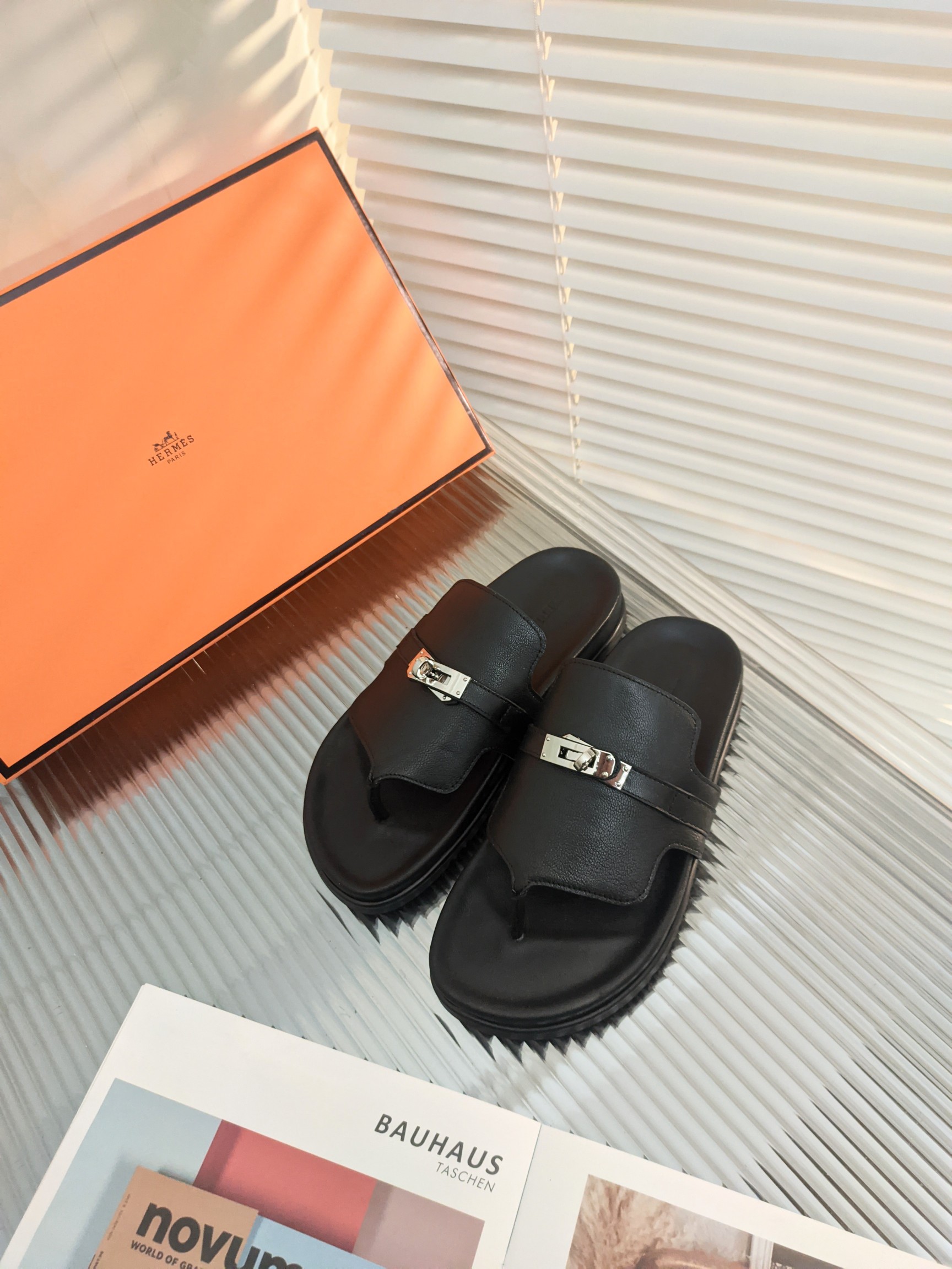 H**mes sandals