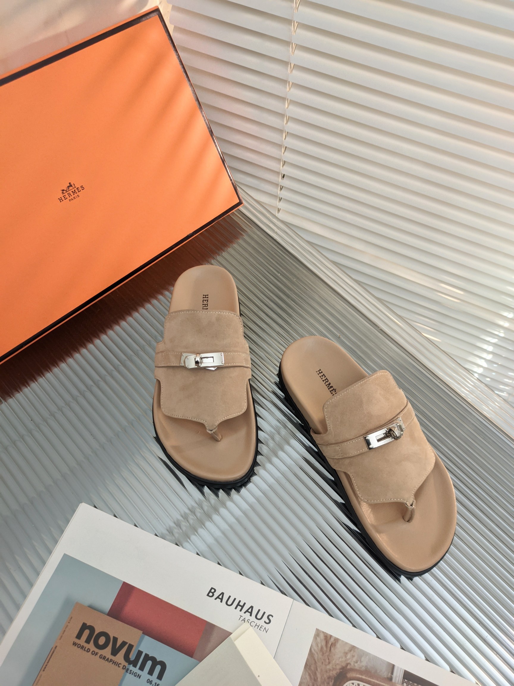 H**mes sandals