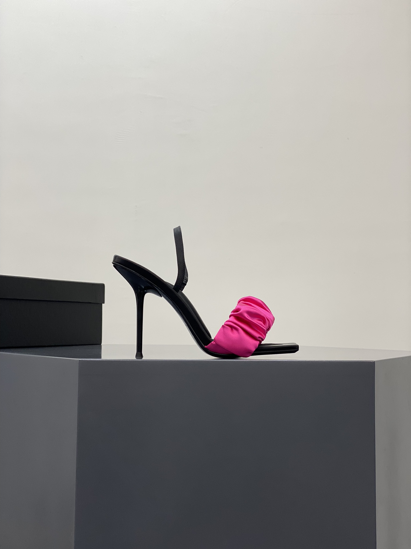 A1exa*der heels