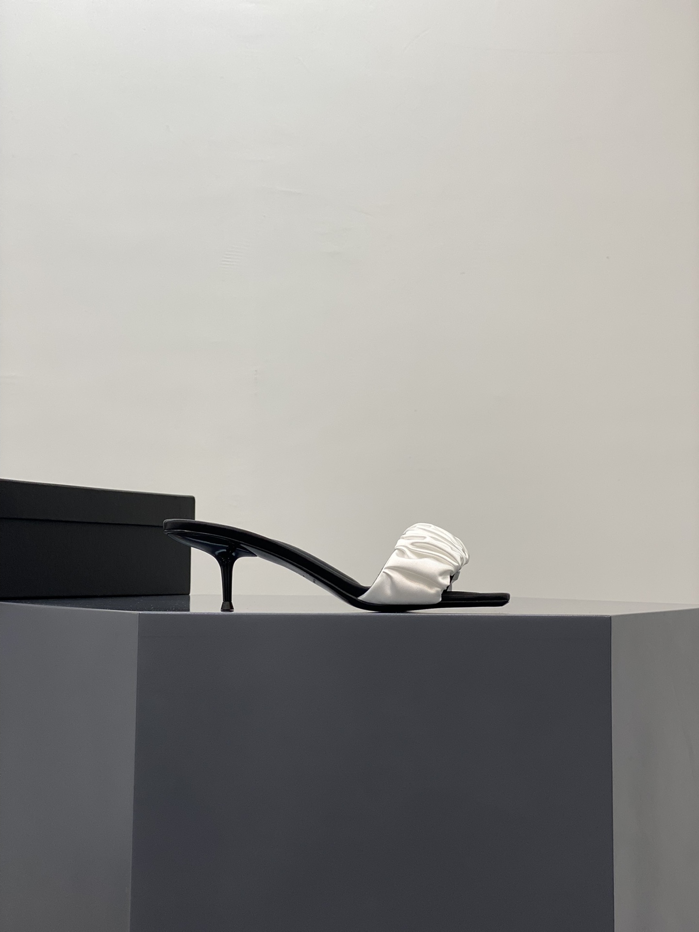 A1exa*der heels