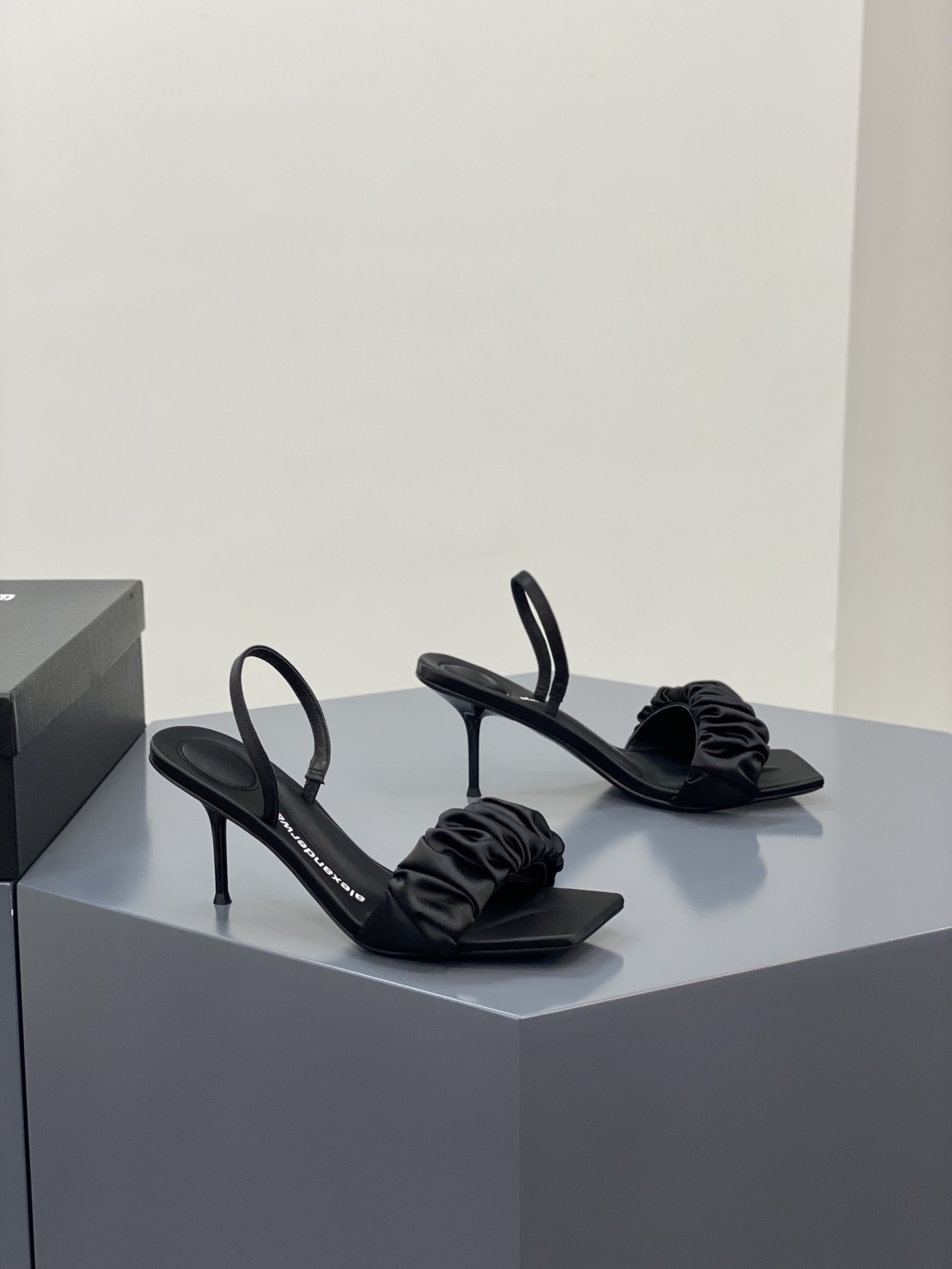 A1exa*der heels