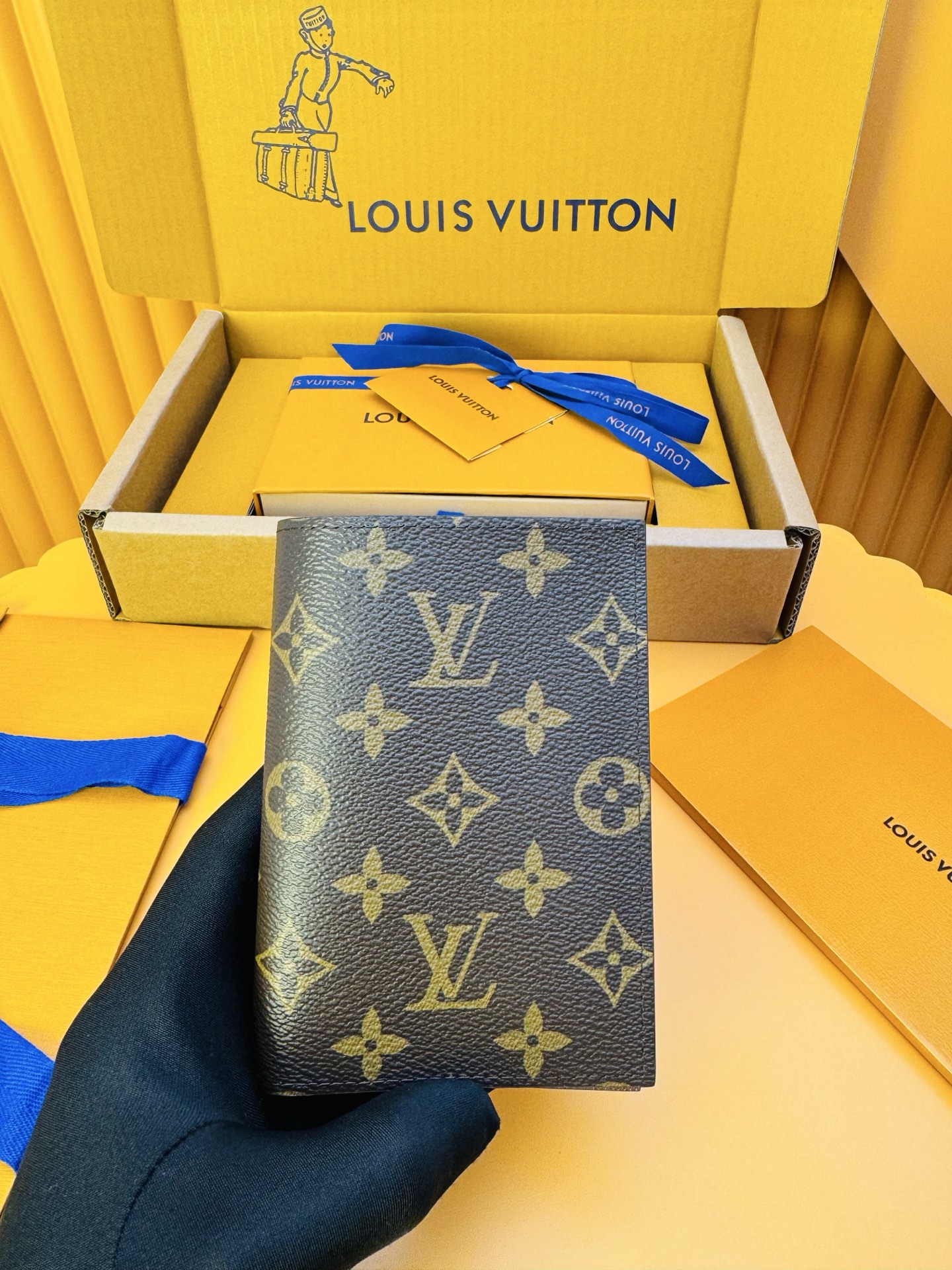 L0vis Vvtt0n Passport Cover-M14164-14 x 2.5 x 10CM