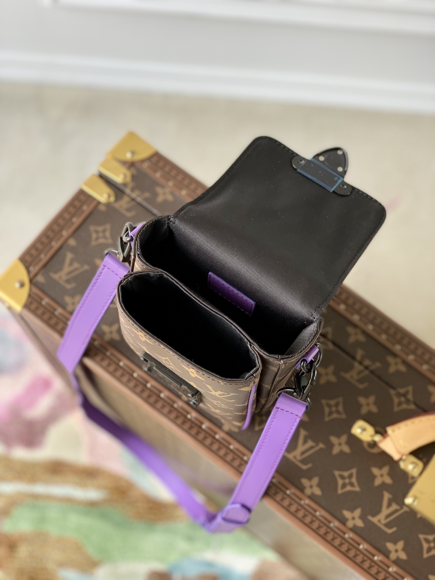 l0*is V*t0n s-lock vertical wearable handbag-12*19*7cm