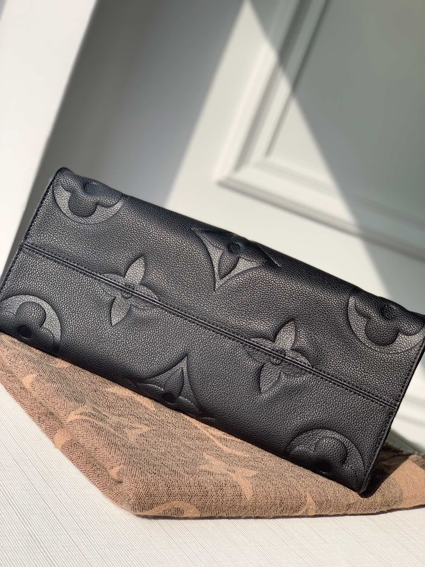 l0*is V*t0n onthego handbag-35*28*15cm