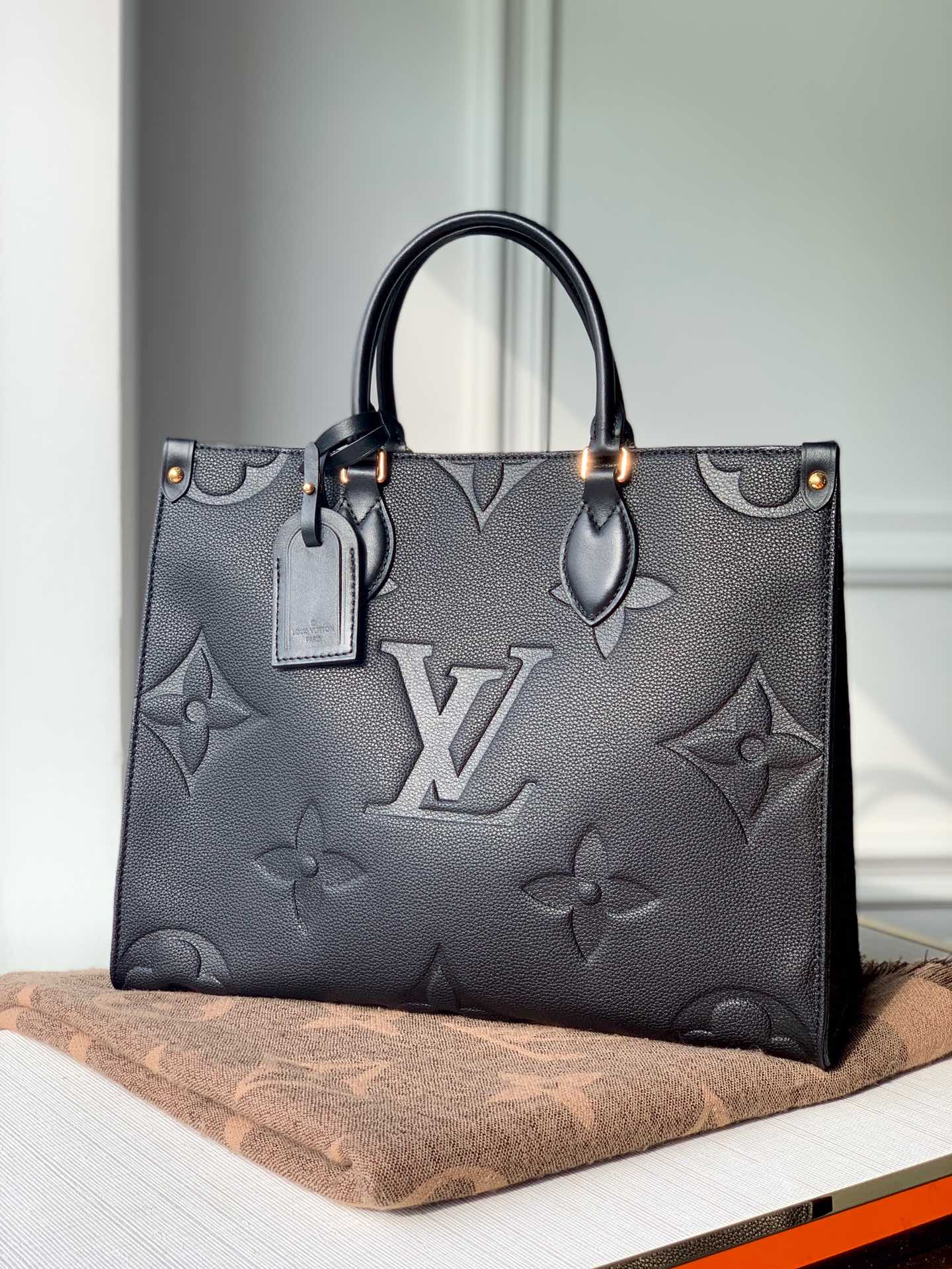l0*is V*t0n onthego handbag-35*28*15cm