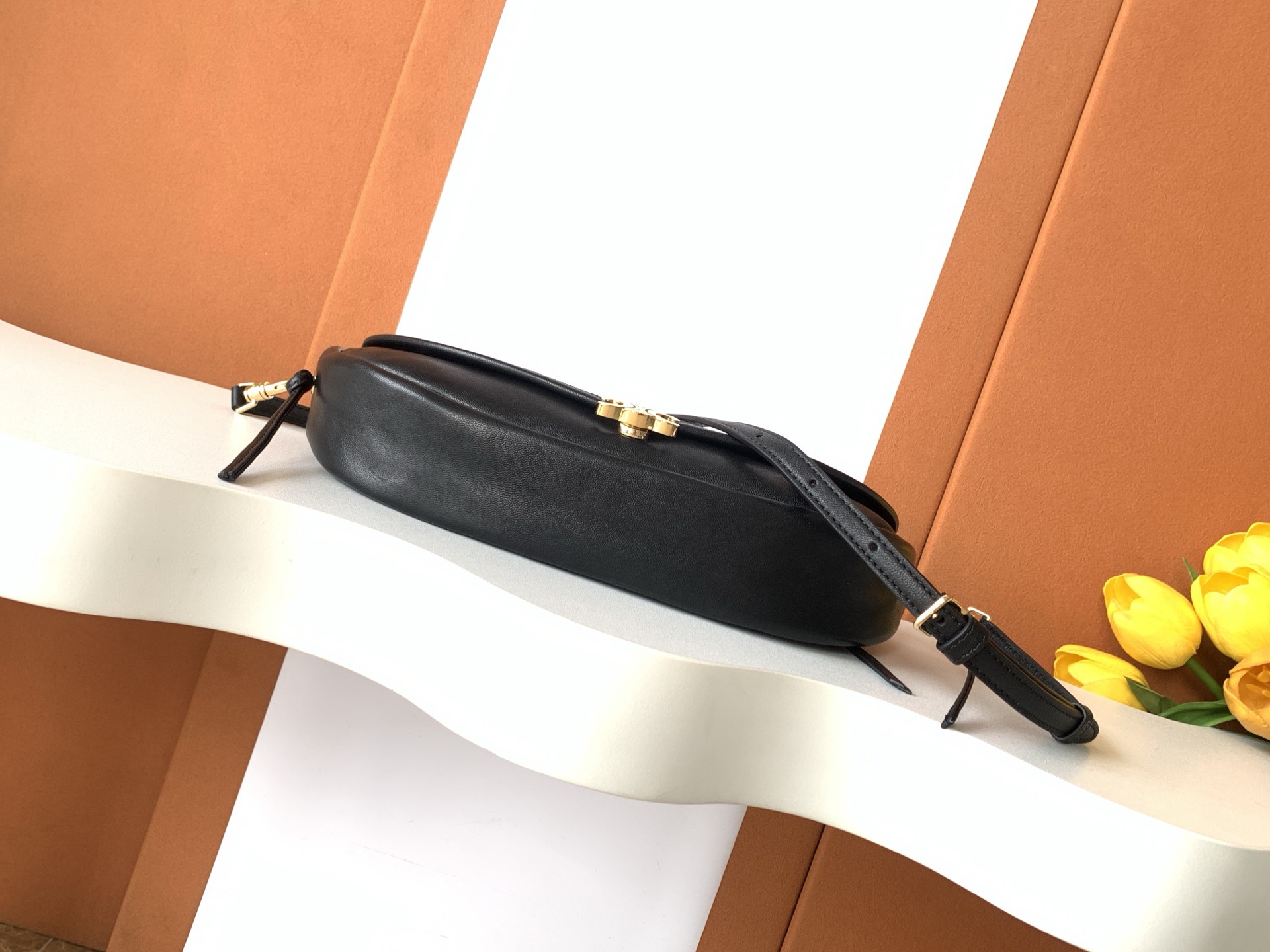 Cel*in Soft Triomphe Little Halfmoon in Shiny Lambskin -25*13*5CM
