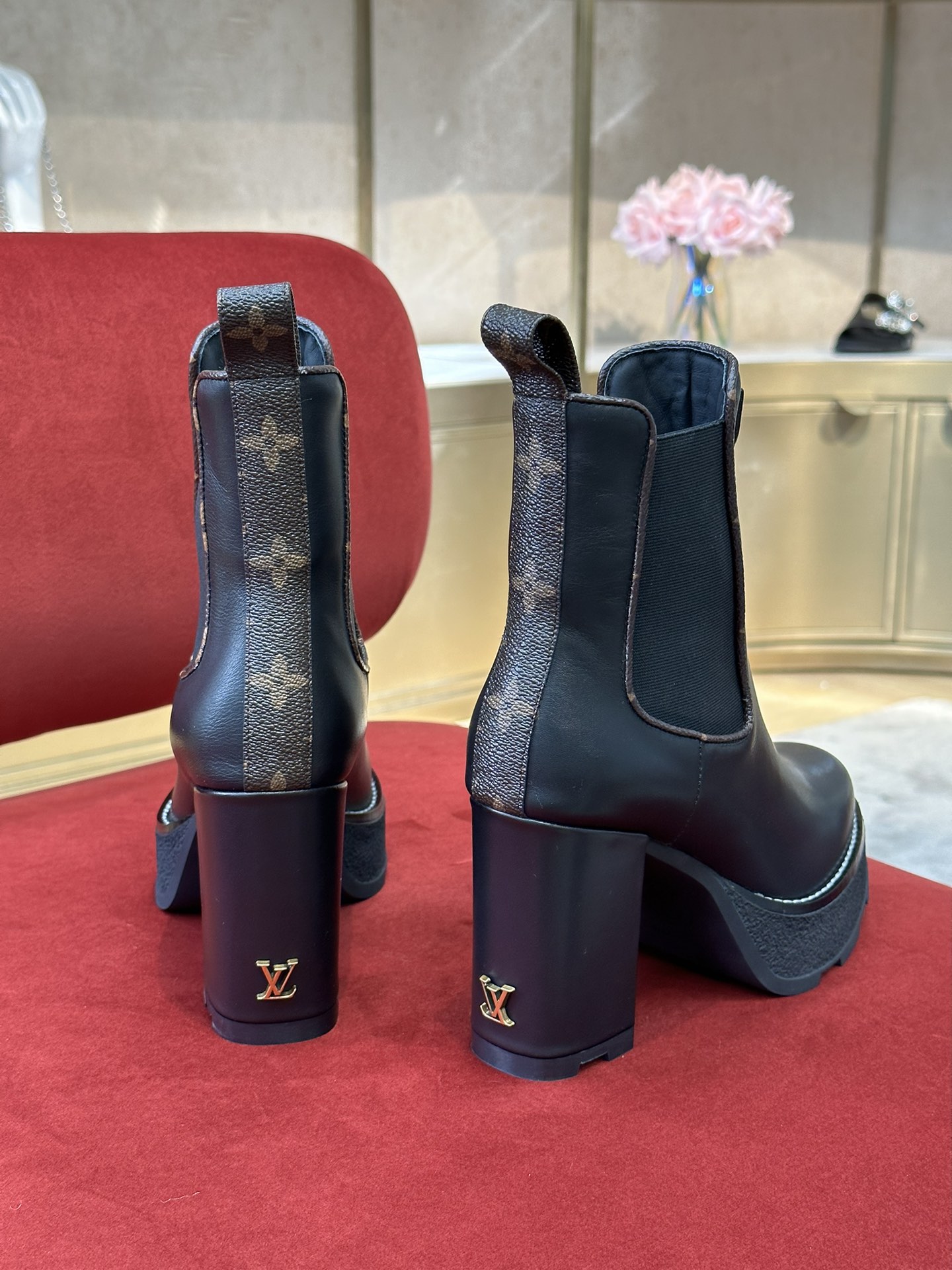 l0*is V*t0n boots