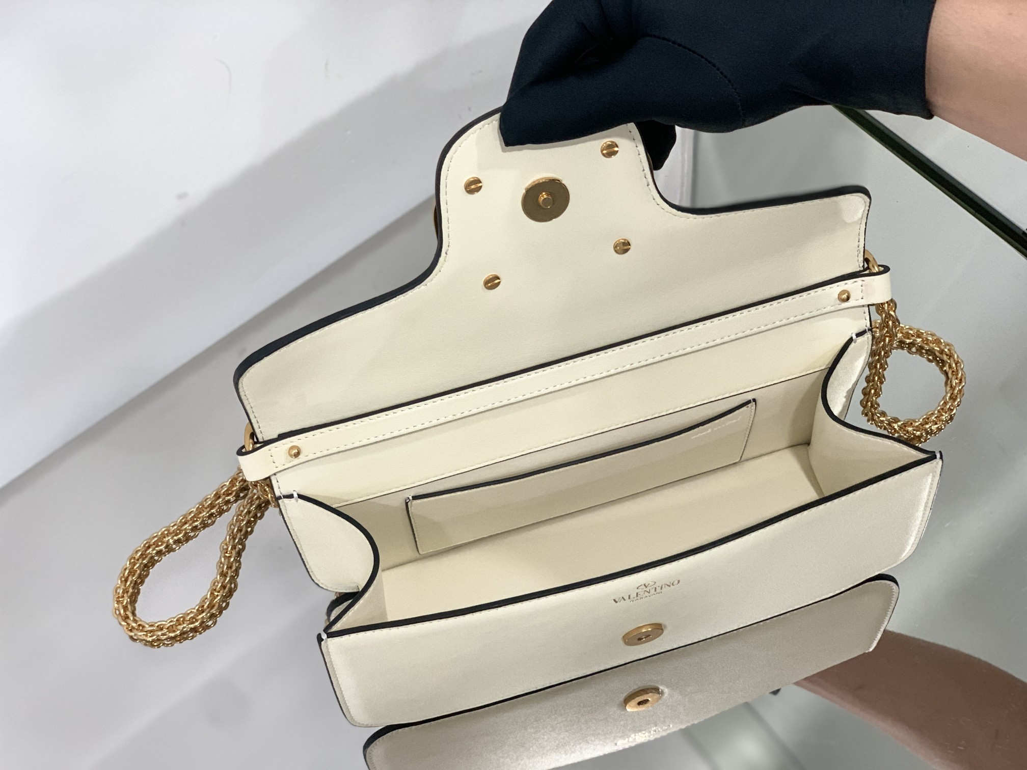 Va1e*ntin0 garavani locò shoulder bbag in calfskin with metallic vlogo-27*13*6cm