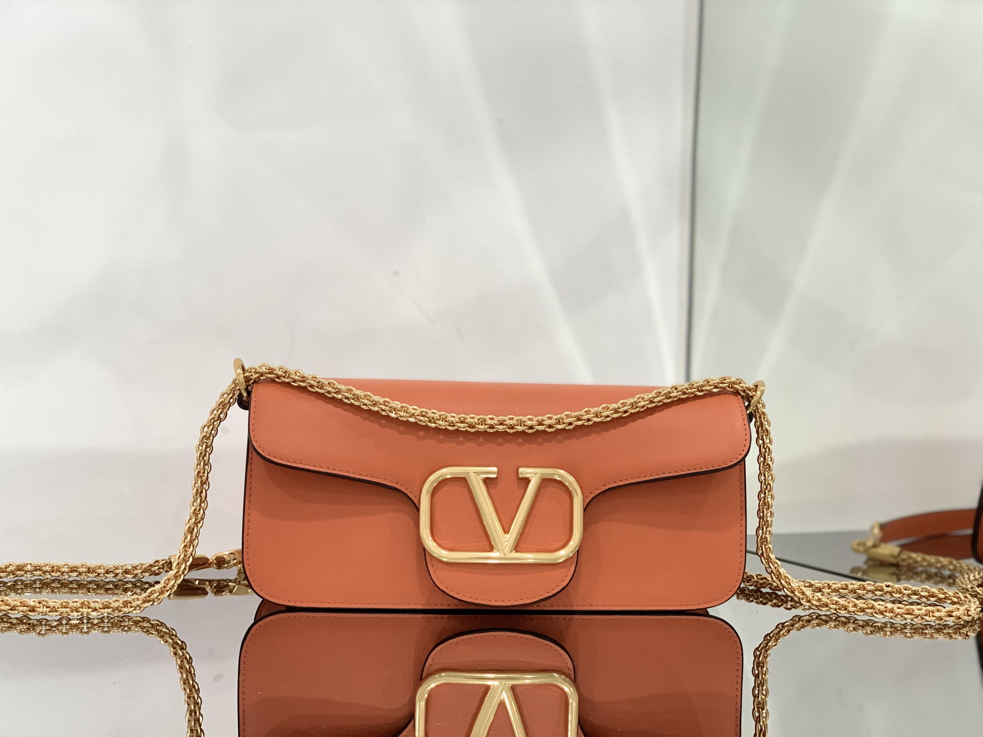 Va1e*ntin0 garavani locò shoulder bbag in calfskin with metallic vlogo-27*13*6cm